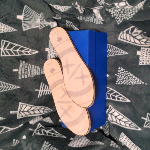 Espadrille Paris Women's Slip-on Flats - Picture 4 of 5